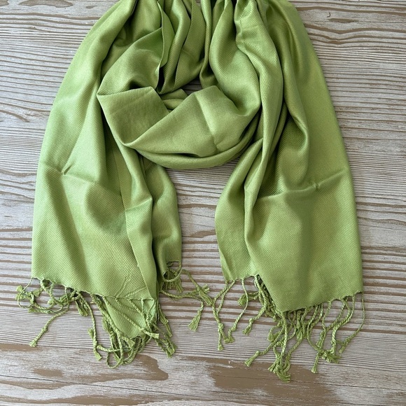 NIP! Celery Green Pashmina/scarf/wrap with Tassels - Picture 2 of 6